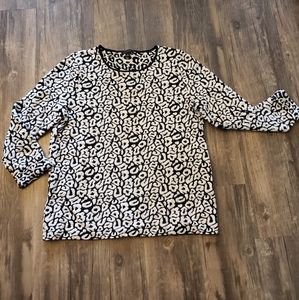 Ann Taylor 3/4th sleeve b&w print sweater